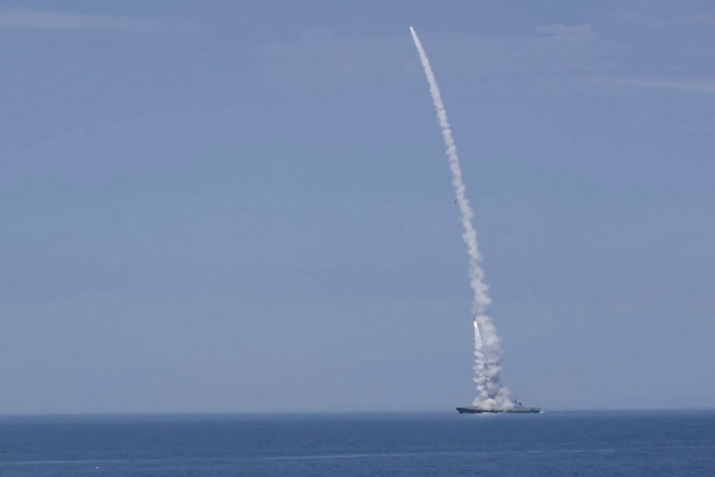 BOMBARDEO RUSO Russian warship in the Black Sea fires missiles at Ukrainian targets