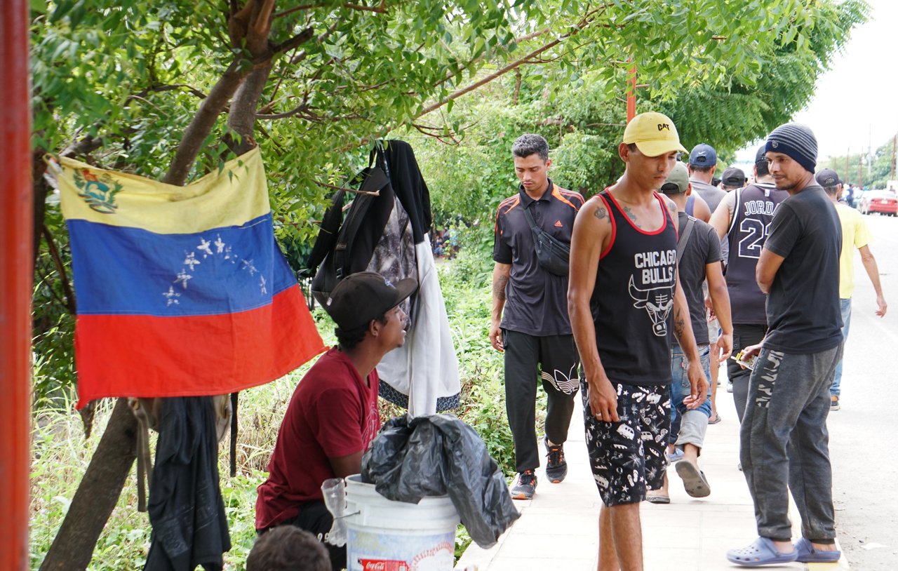 Venezolanos varados deambulan por el sur de México tras restricciones de EU