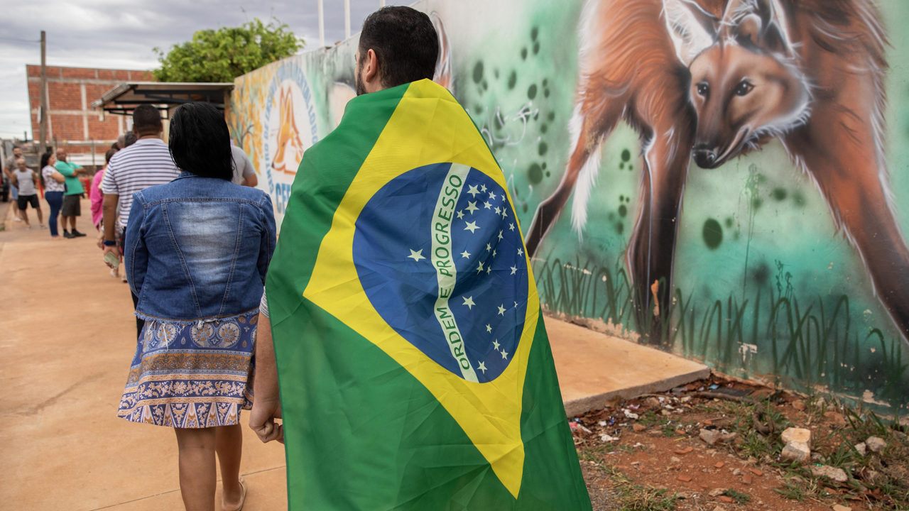 Brasileños divididos acuden a las urnas para elegir entre Bolsonaro y Lula