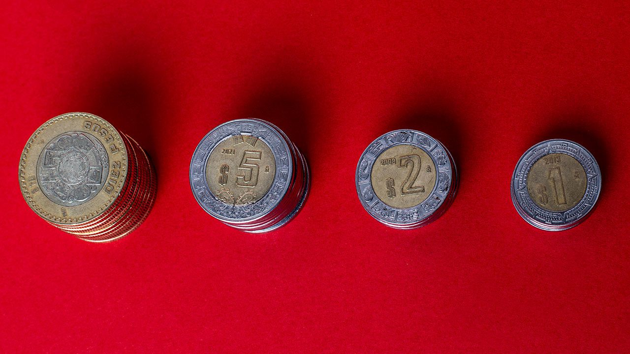 Peso avanza por debilitamiento global del dólar; BMV sube