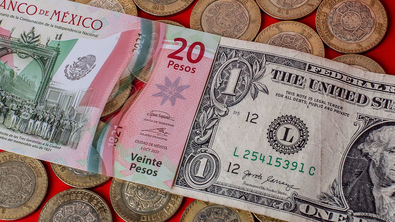 Peso retrocede tras el recorte del panorama crediticio de China