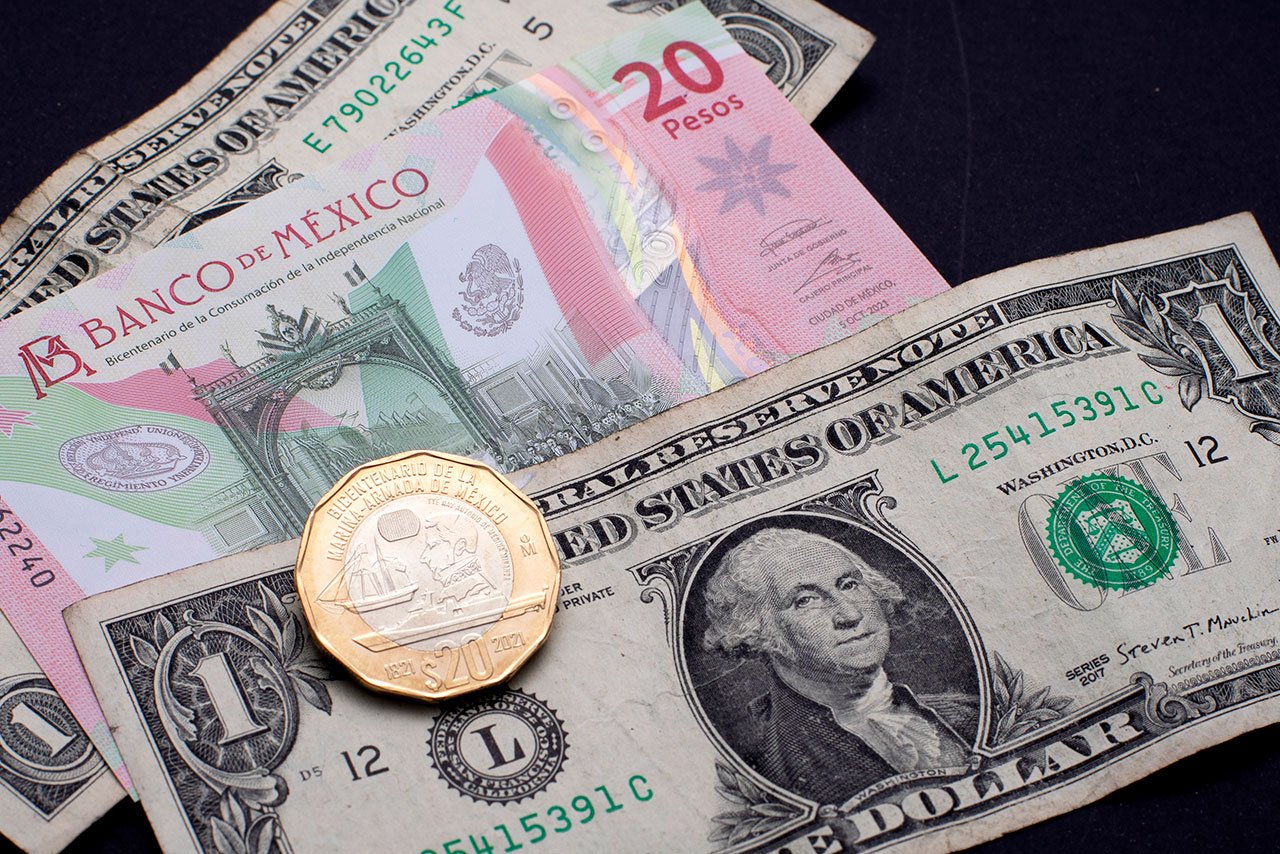 Ahorrar en dólares o en pesos mexicanos, ¿qué te conviene?