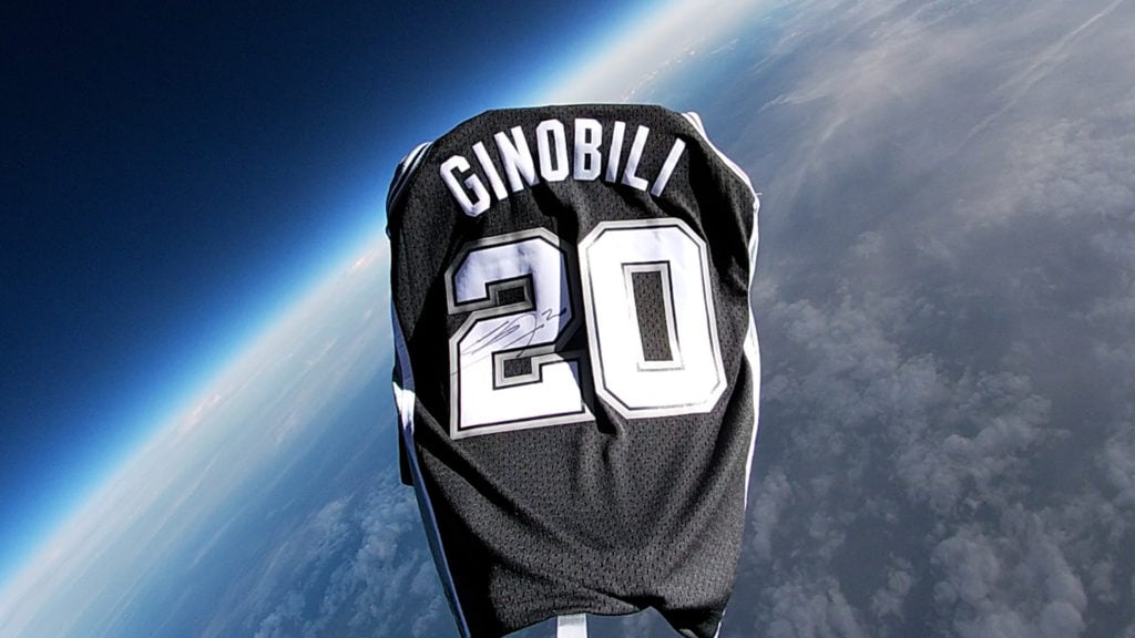 NBA envía una camiseta de Manu Ginóbili a la estratósfera