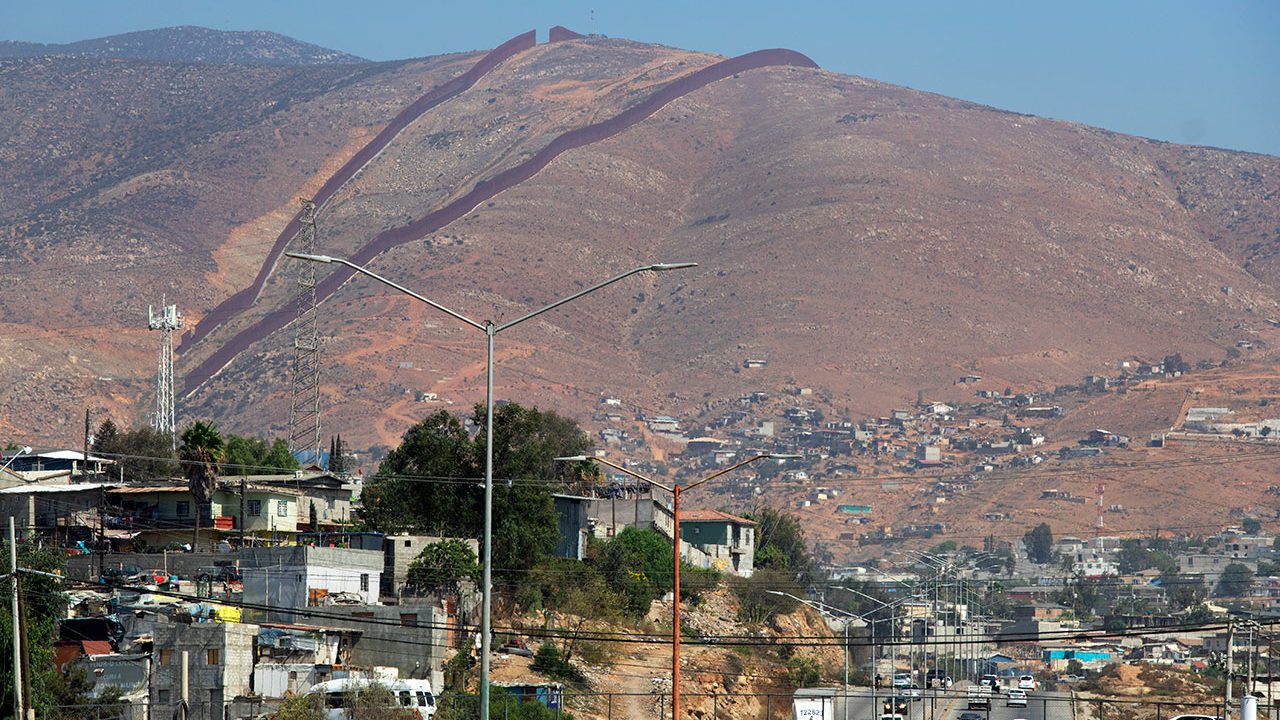 Investigan a oficiales de Migración en Tijuana por corrupción y trata de personas