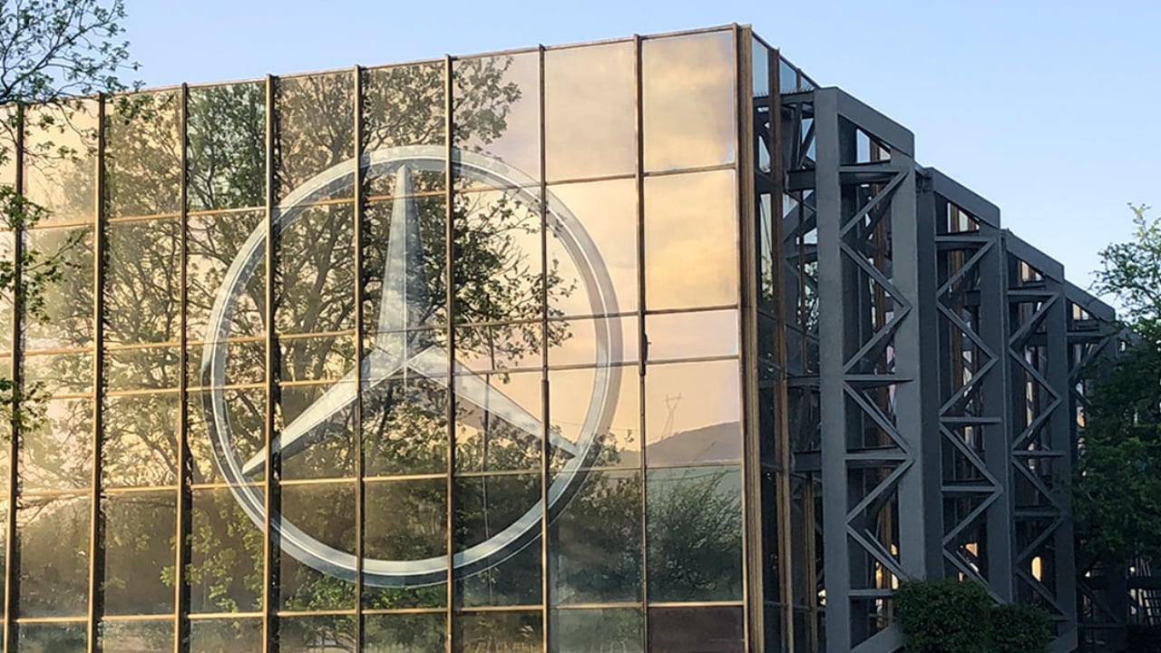 Mercedes-Benz anuncia que sus autos tendrán ‘súpercomputadoras’ y colaboración con Google para competir contra Tesla