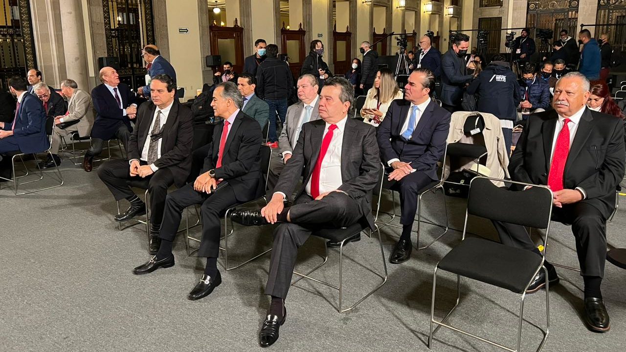 AMLO y empresarios acuerdan tope de canasta básica en 1,039 pesos
