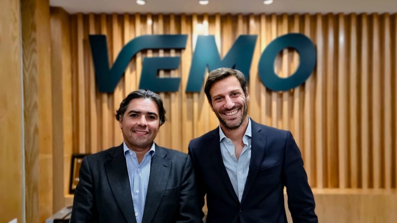 Vemo adquiere parte de la flota de vehículos eléctricos de Beat y llega a Colombia