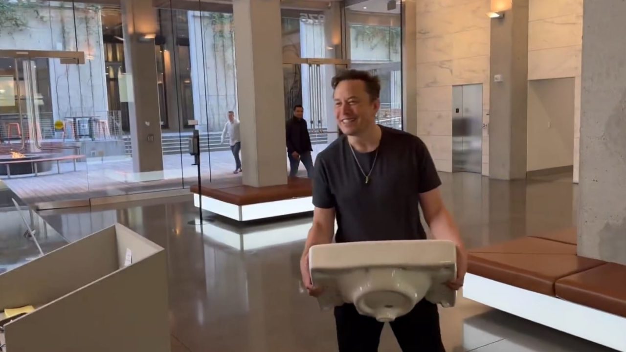 Empieza la era Musk de Twitter: se confirma la compra; CEO y CFO, las primeras bajas