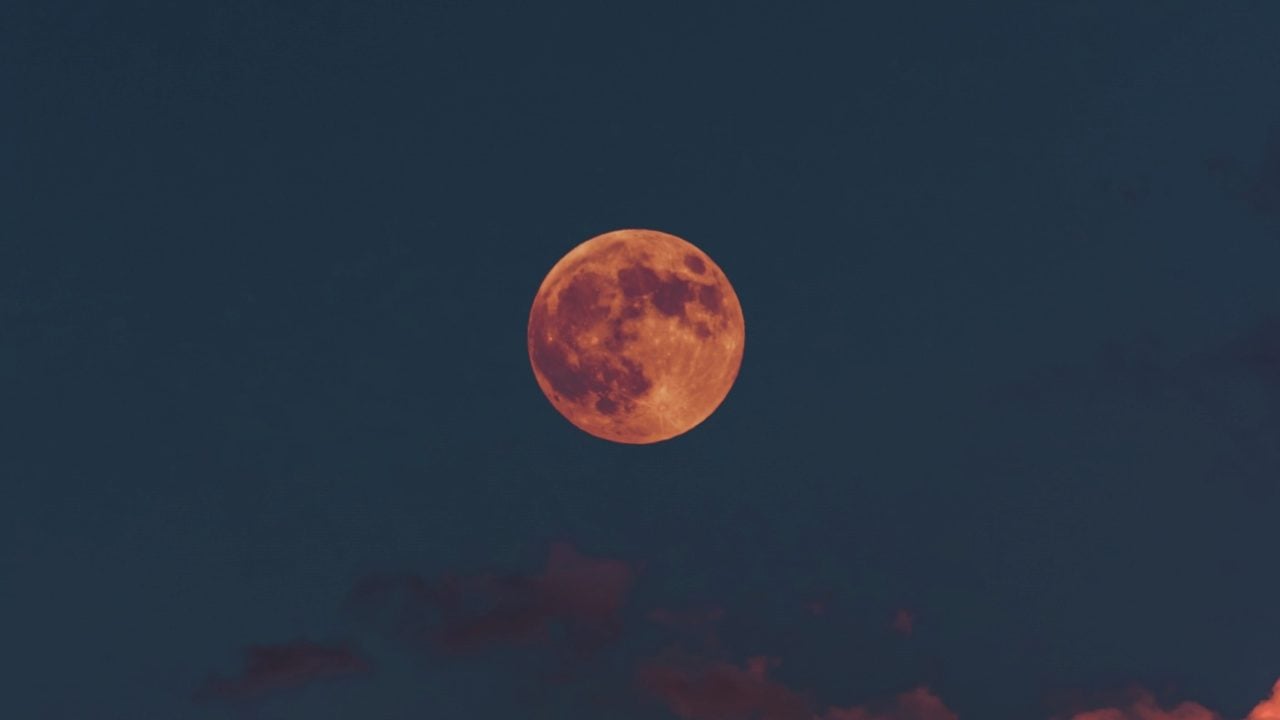 Así es como la Luna trabaja en favor de la vida en la Tierra
