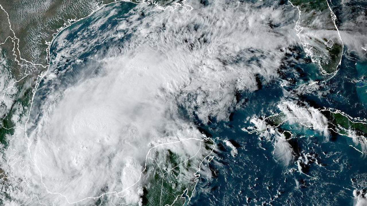Depresión tropical 2-E se acerca a México antes de convertirse en la tormenta Beatriz