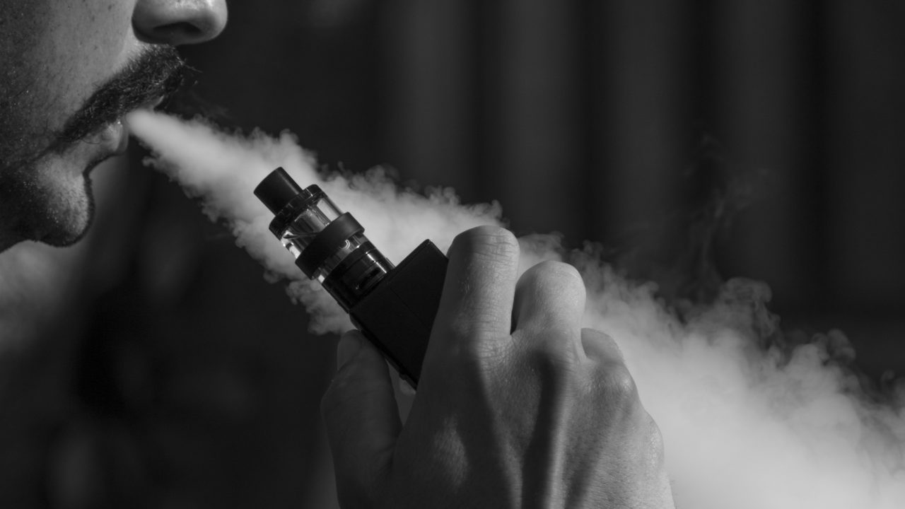 ‘En la Roma venden cualquier vapeador’: ¿prohibir o regular las alternativas al cigarro?