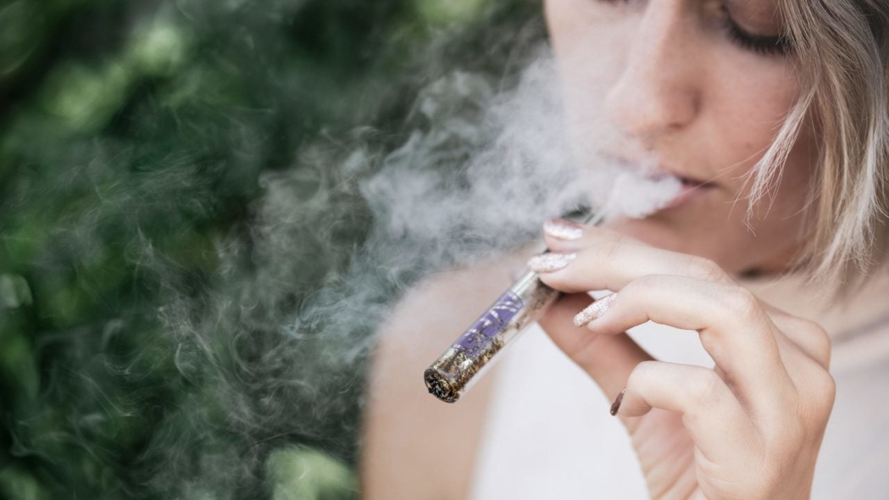 Cigarros electrónicos: ONU dice que millones de personas están desprotegidas frente a su uso