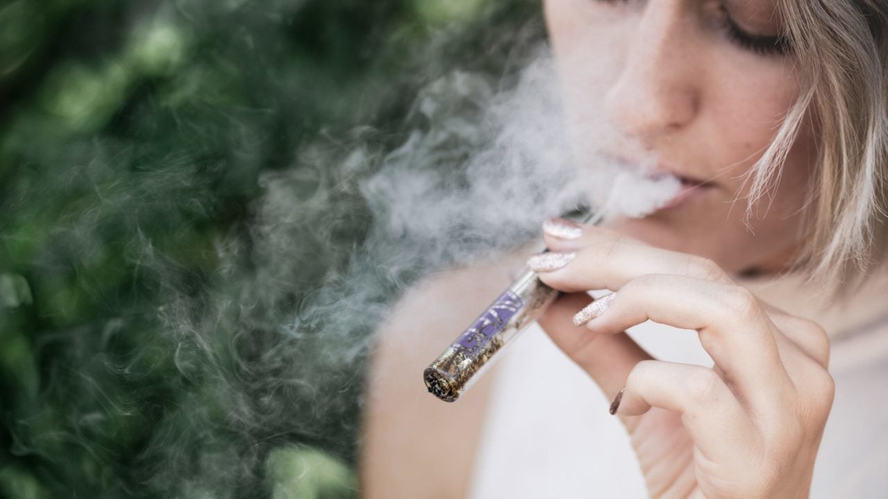 Cigarros electrónicos pueden causar daños pulmonares a largo plazo: estudio