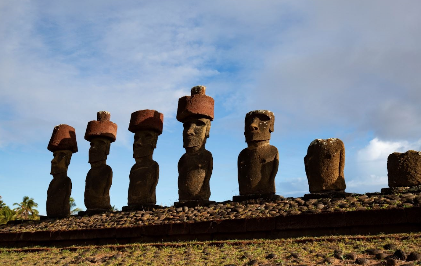 Icónicos Moai de Isla de Pascua sufren daño irreparable tras incendio forestal
