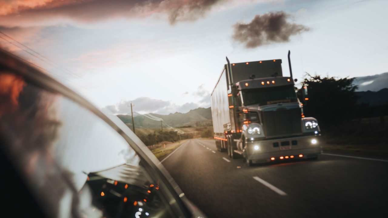 Crean app para pedir transporte de carga; su resultado: 900% de crecimiento en ventas