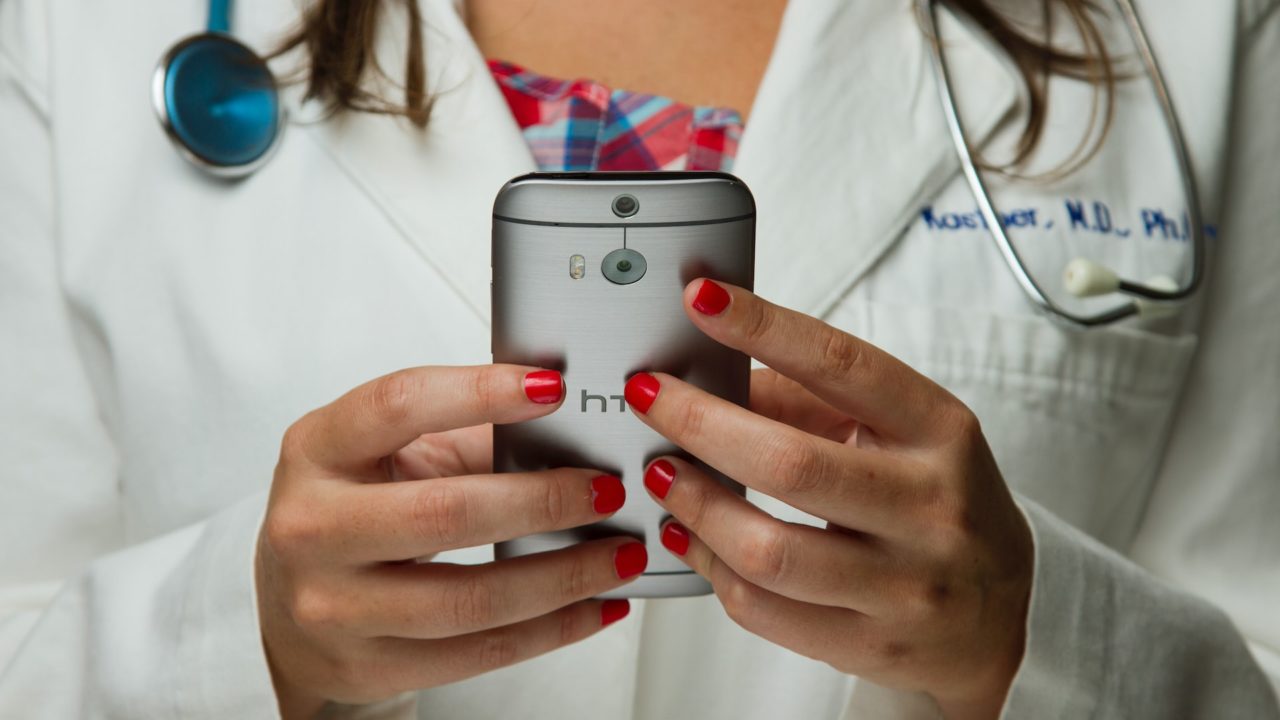 Se propaga la atención médica virtual; piden regulación