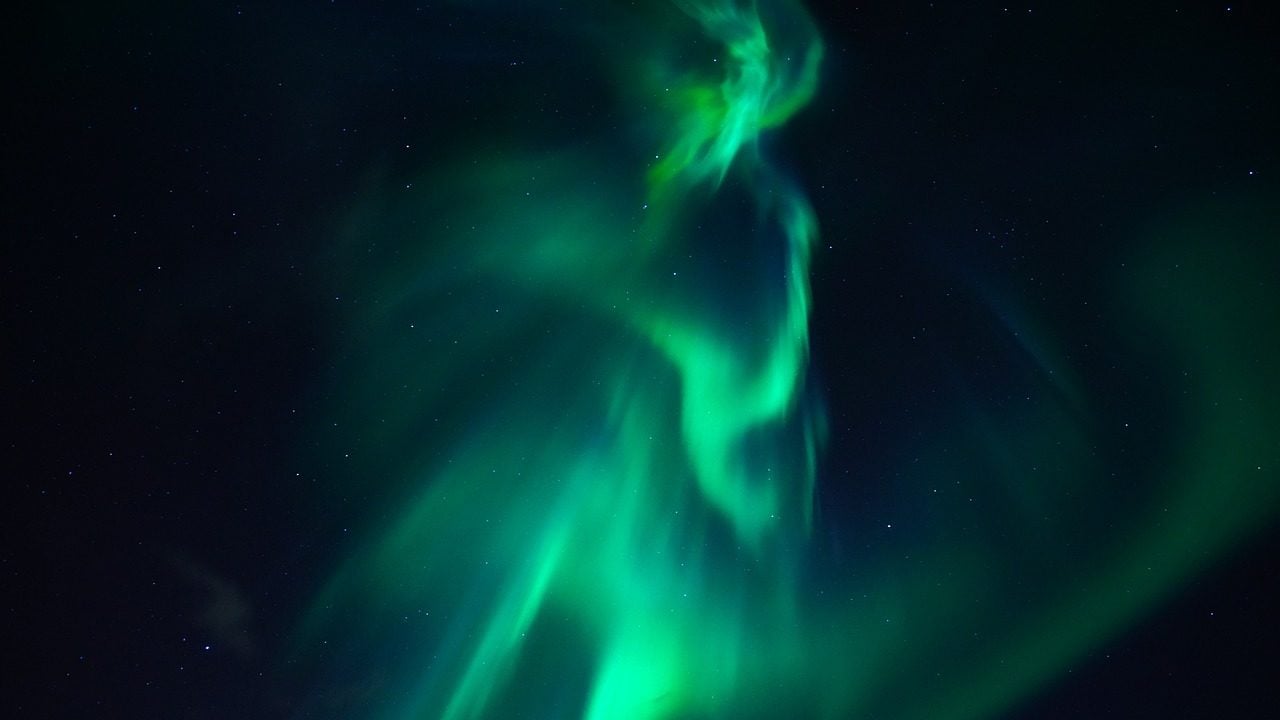 Conoce el impresionante fenómeno de la aurora boreal, desde las alturas