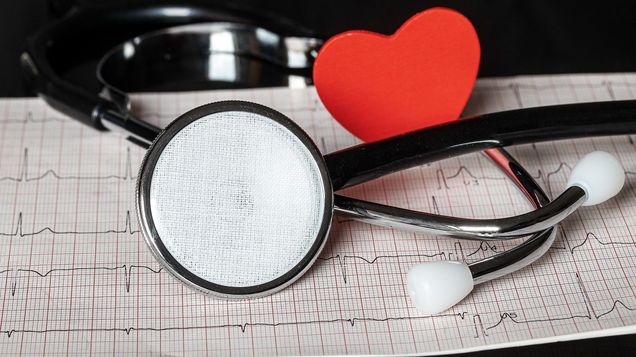 Olas de frío y calor elevan muertes por problemas cardiovasculares