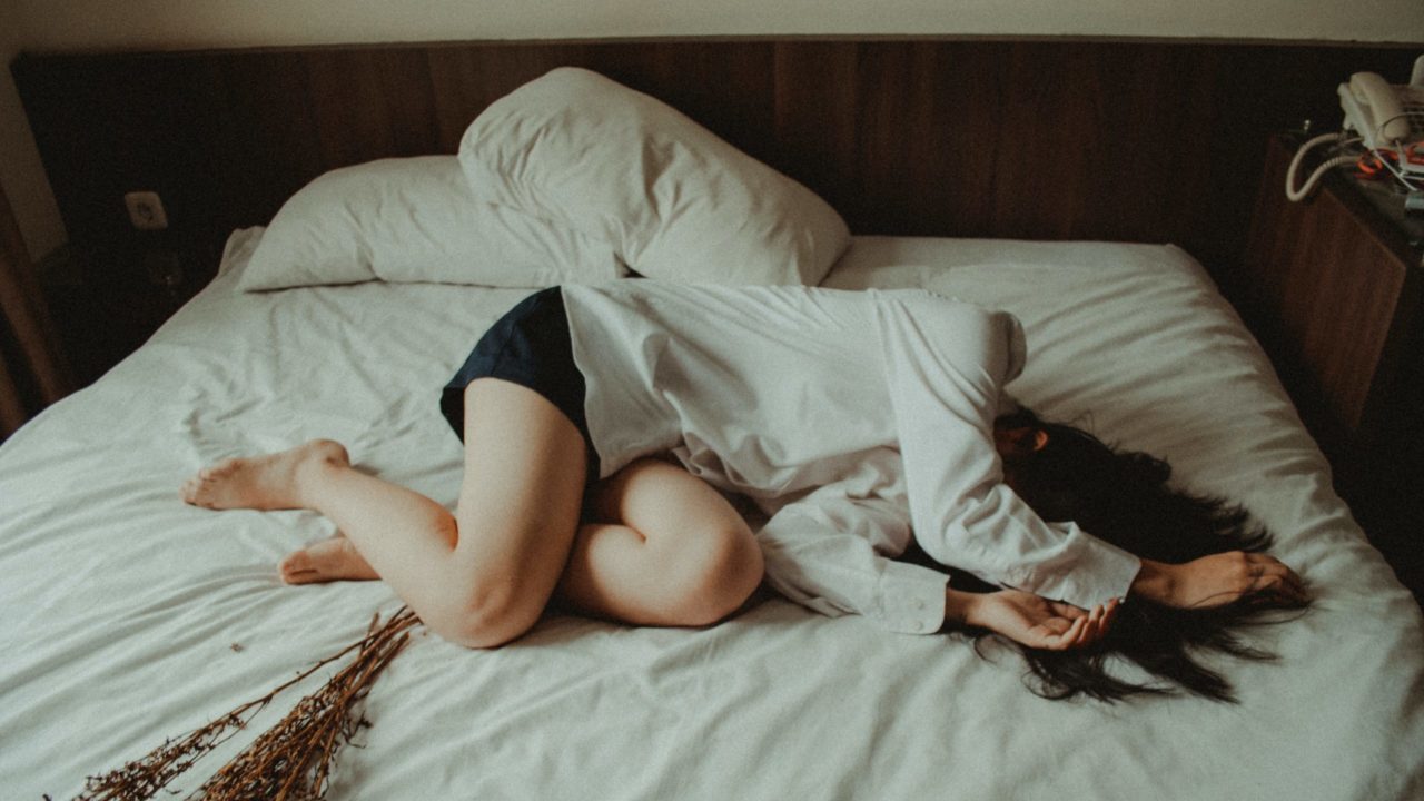 Alertan que vacunas de Pfizer y Moderna pueden causar menstruación abundante