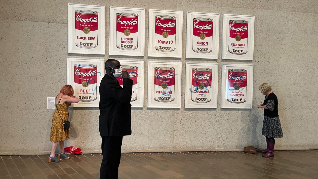 Activistas se adhieren con pegamento a obra de Warhol en Australia