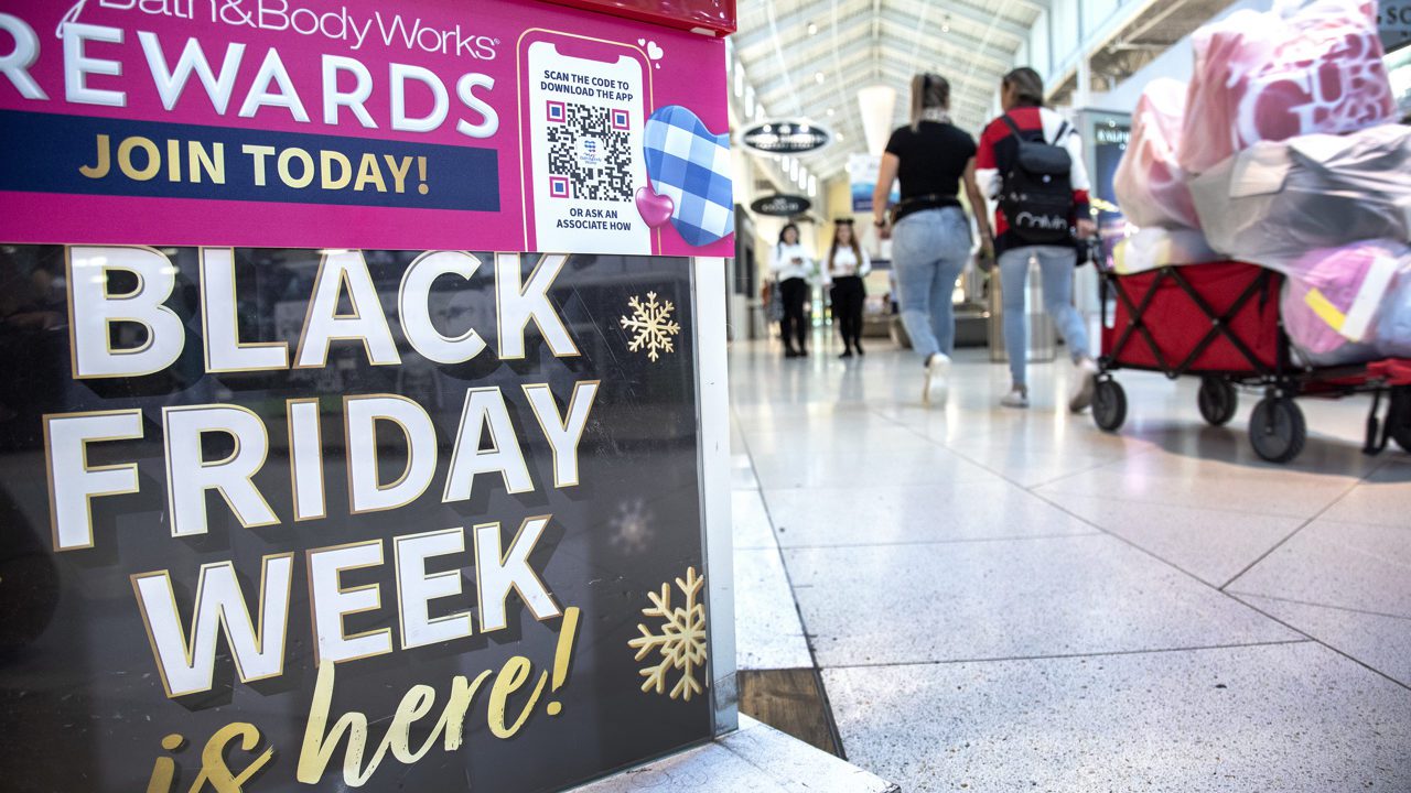 Multitudes récord en el Black Friday encontrarán menos ofertas en medio de precios altos