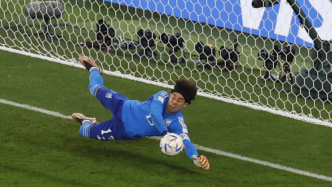 Memo Ochoa se viste de héroe en empate sin goles entre México y Polonia