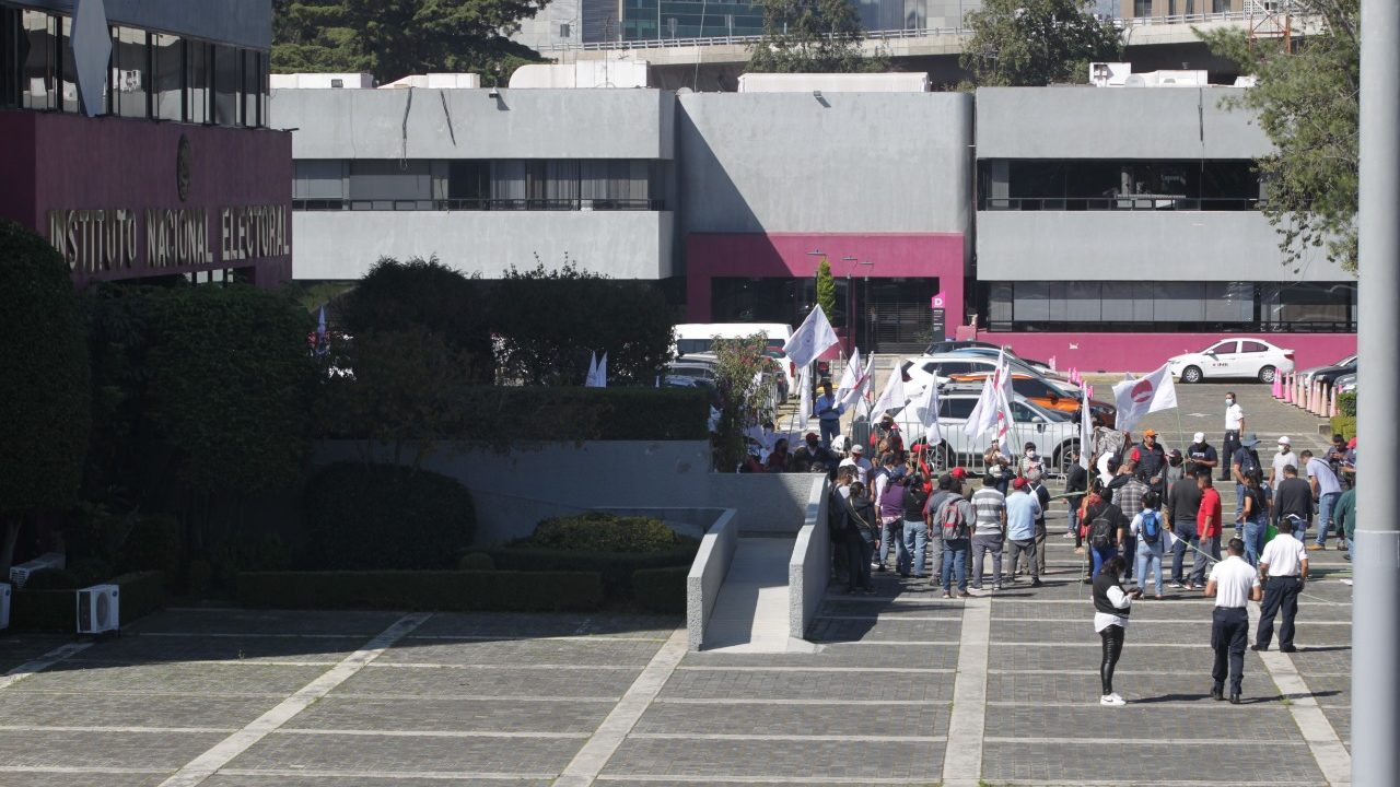 Irrumpen en oficinas del INE, previo a la marcha en su defensa