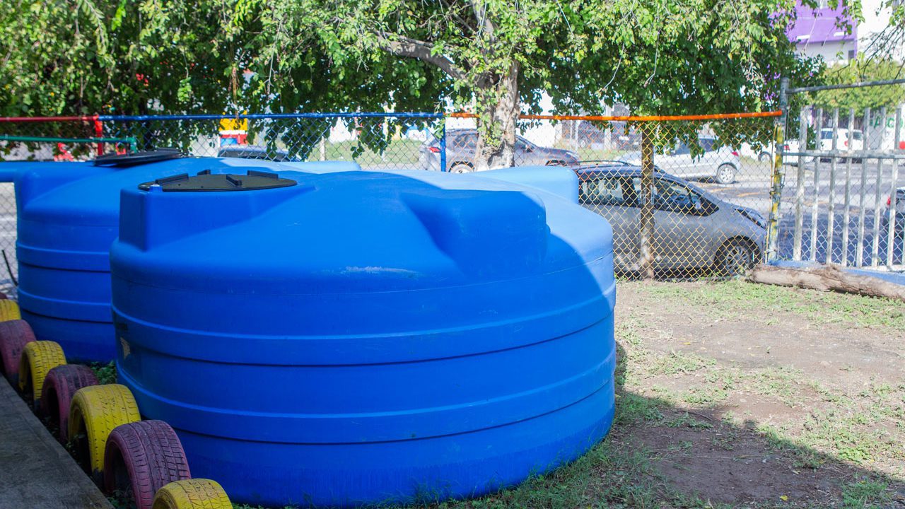 Alumnos de Nuevo León captan agua de lluvia en sus escuelas con ayuda de la IP