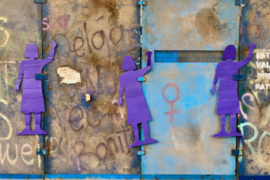 Marcha violencia mujeres La figura "justicia" es la que actualmente está colocada en el basamento donde estuvo colocada la estatua de Cristóbal Colón.