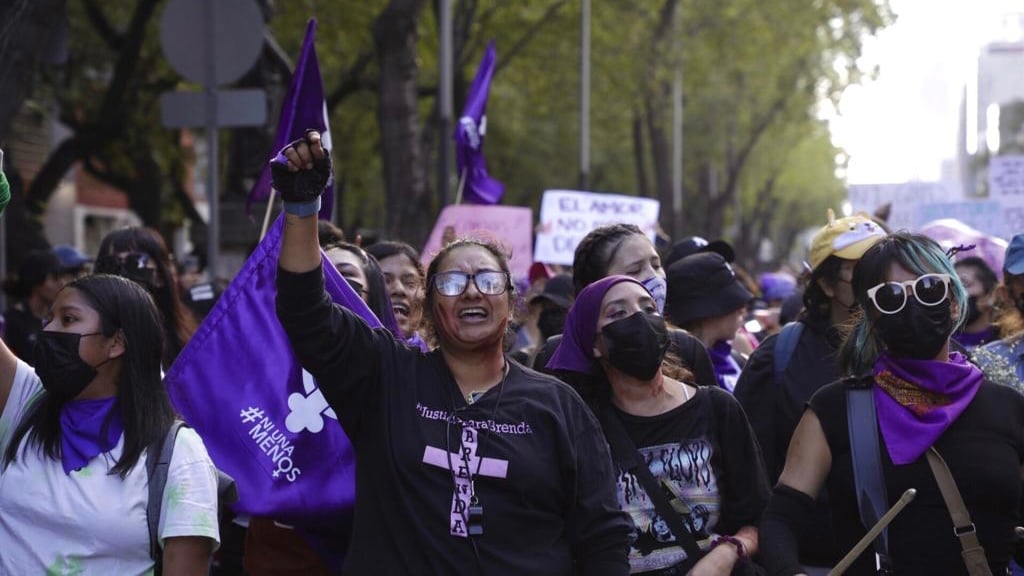 25N: Mexicanas repudian en las calles la violencia contra las mujeres