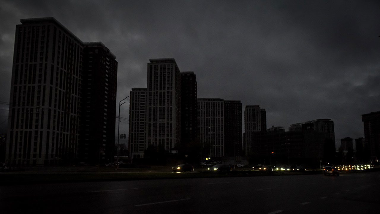 Rusia ataca el sistema eléctrico en tres regiones ucranianas y deja sin luz a miles