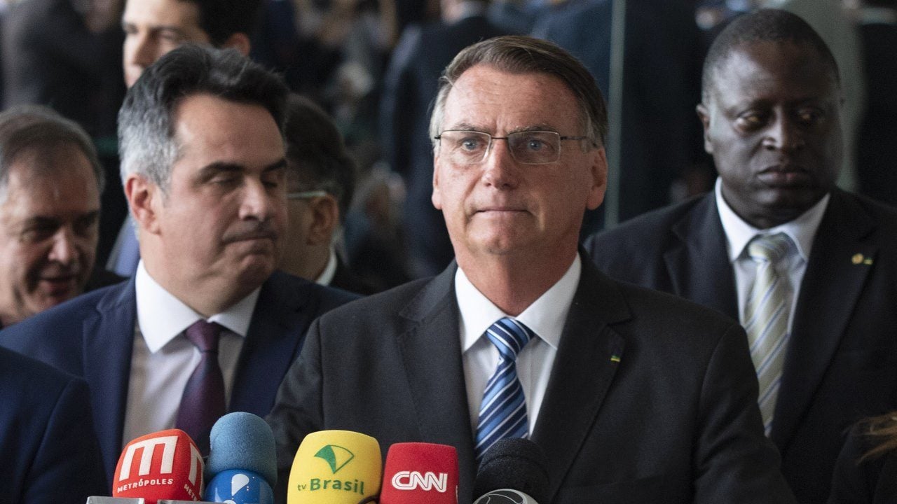 Bolsonaro rompe el silencio y dice que seguirá ‘fiel a la Constitución’