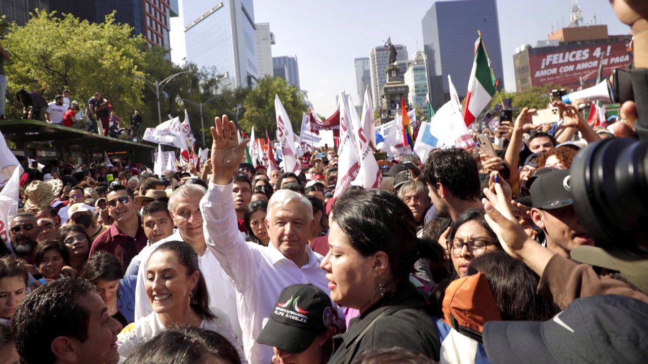 Entre empujones, gritos y miles de simpatizantes, AMLO cierra marcha de casi 5 horas
