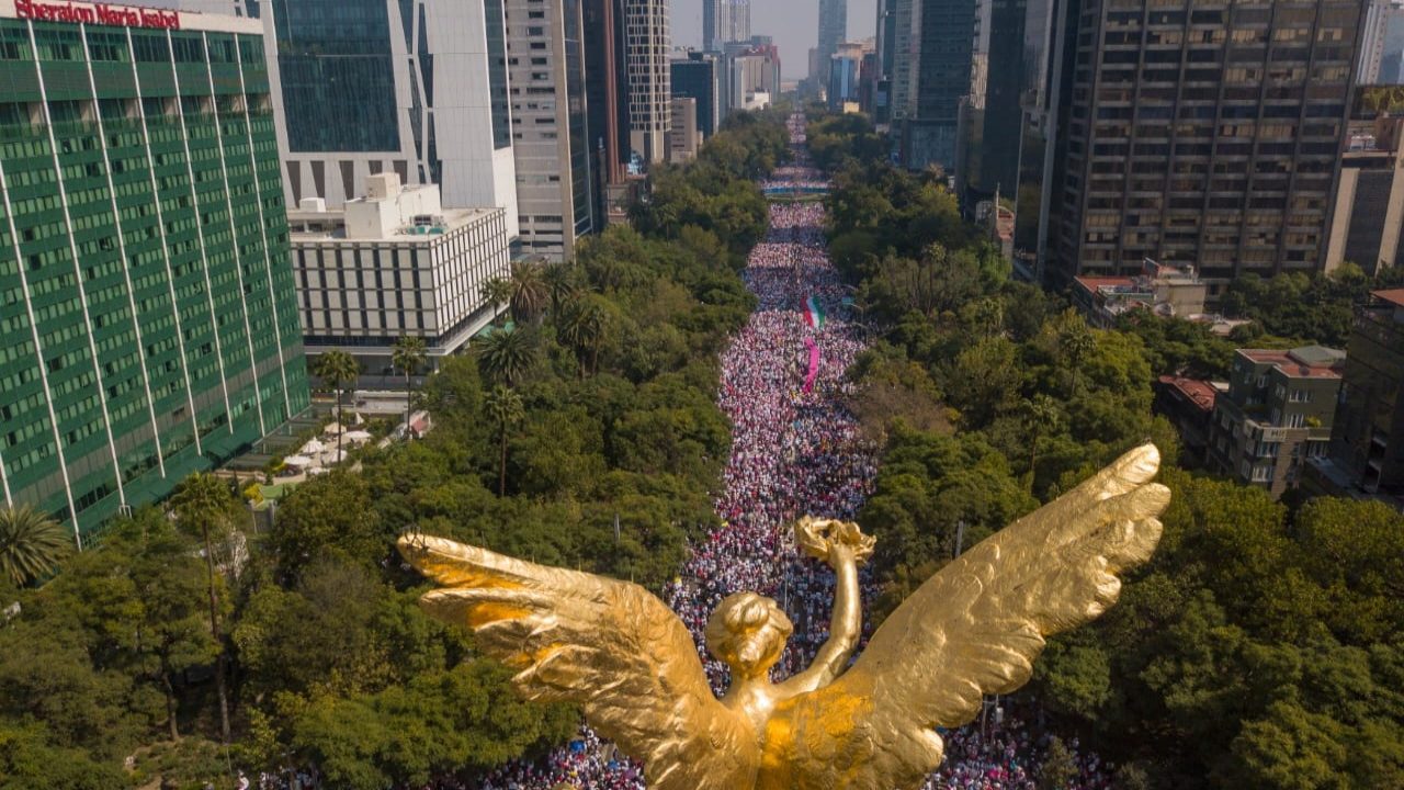 Marchan miles de mexicanos: José Woldenberg llama a legisladores a defender al INE