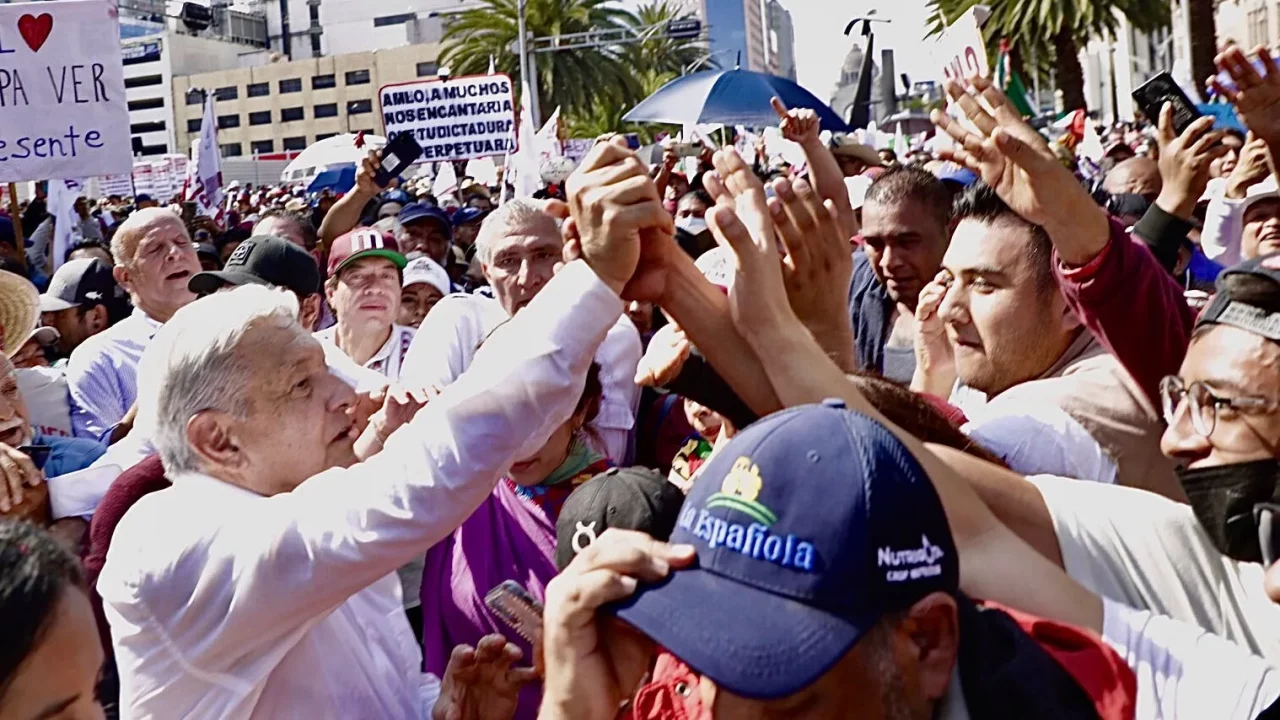 Dos tercios de los mexicanos aprueban gestión de AMLO: encuesta