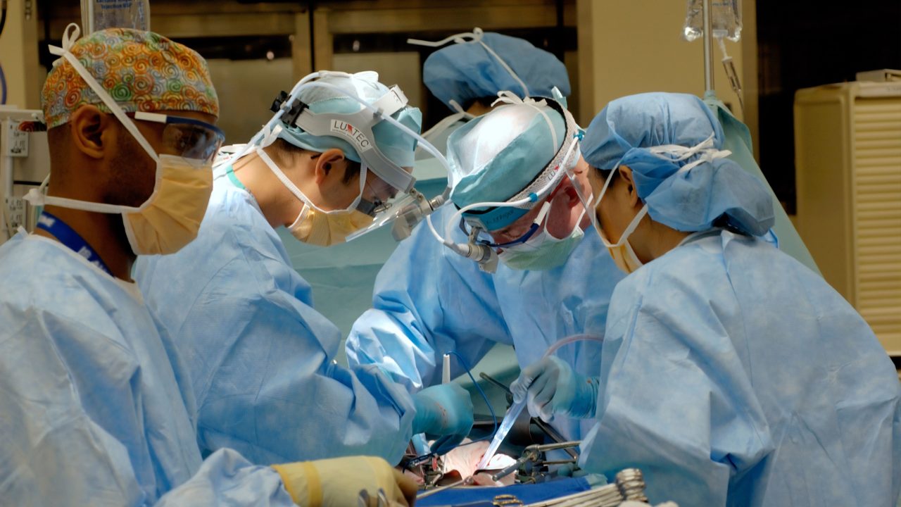 Extirpan un cáncer de ovario de 70 kilos a una mujer en Italia
