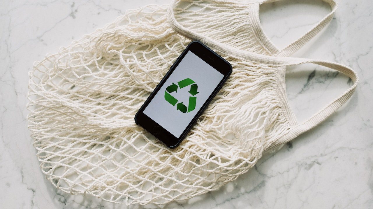 Europa recomienda dar incentivos financieros a quienes reciclen celulares y computadoras