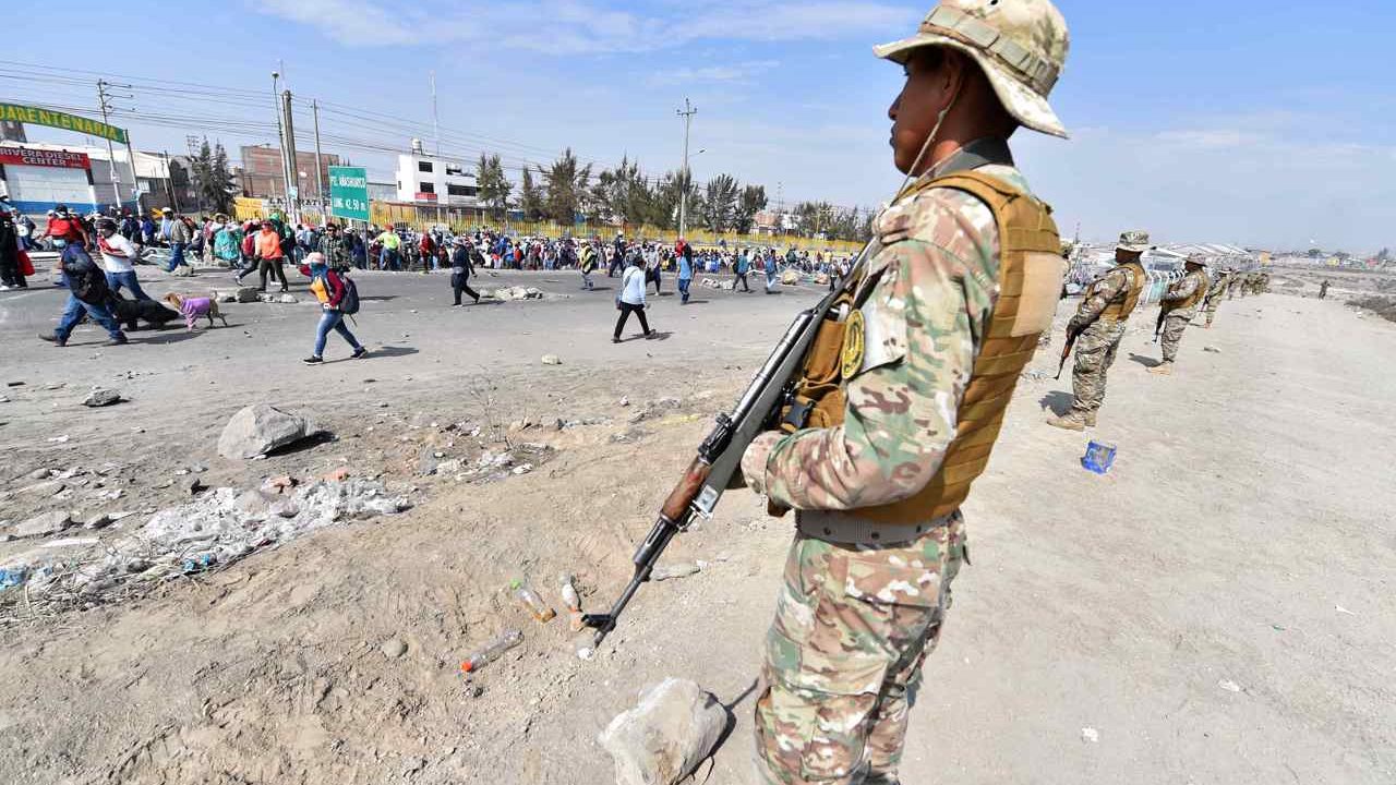 Perú declara estado de emergencia por 30 días, evalúan toque de queda; Mexico, en comunicación con compatriotas