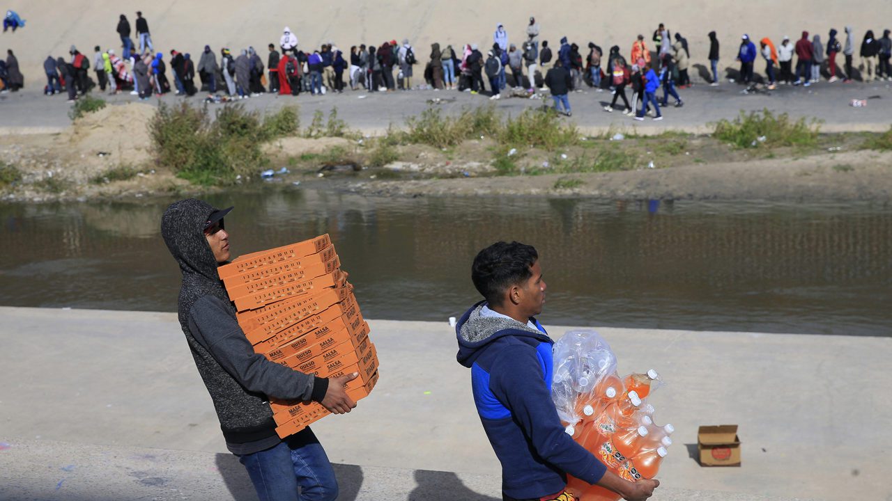 Migrantes venezolanos subsisten con la venta de alimentos en la frontera