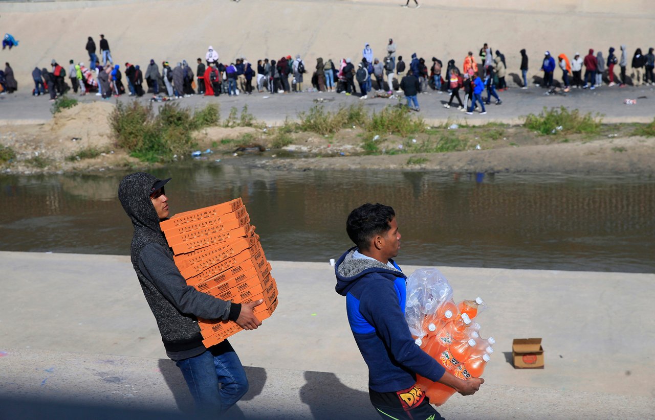 Migrantes venezolanos subsisten con la venta de alimentos en la frontera