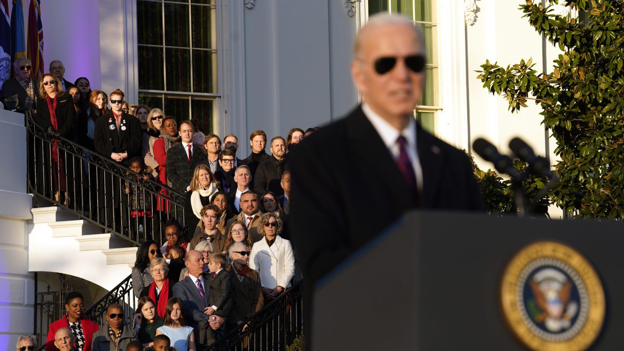 Biden firma la ley que protege el matrimonio igualitario