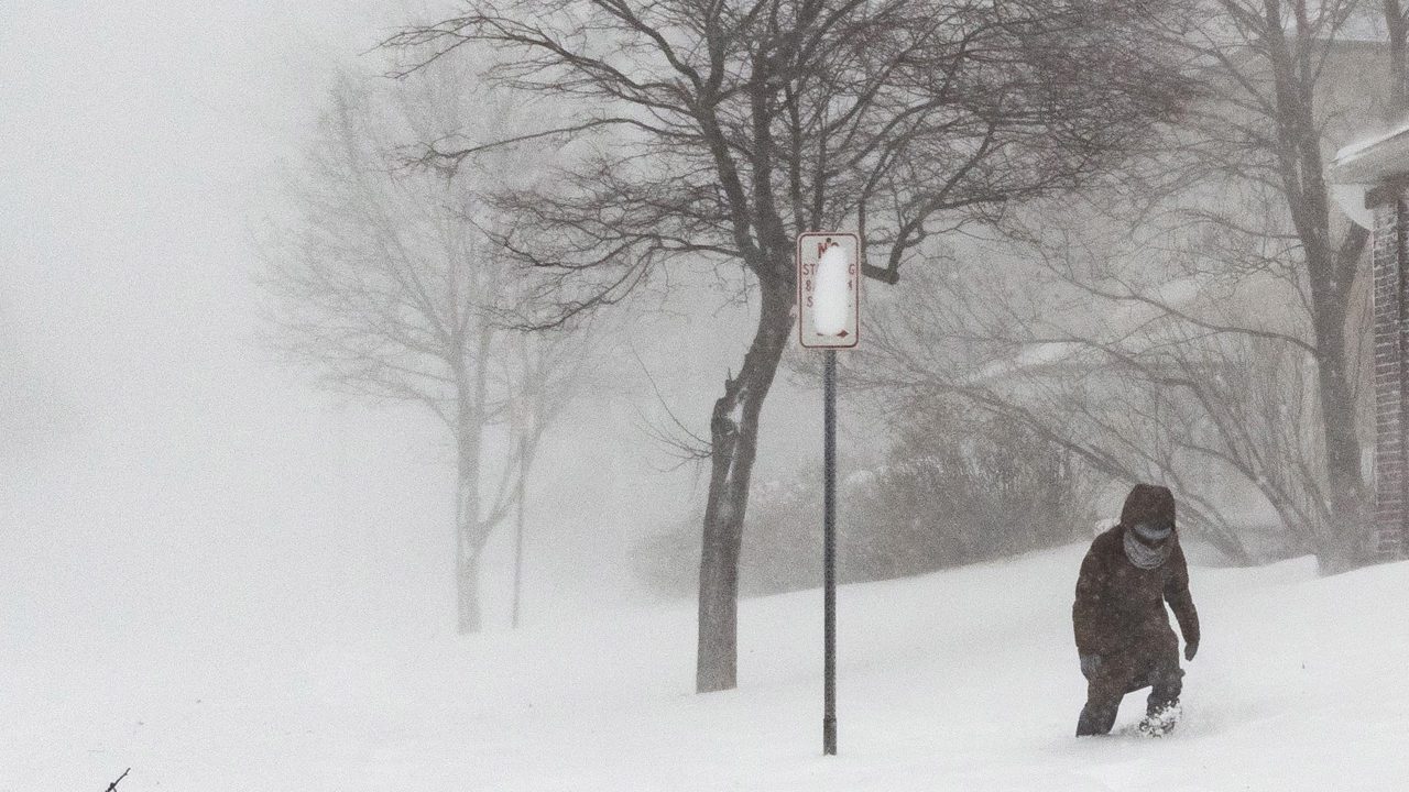 Tres muertos y 1,900 vuelos cancelados por tormenta ‘Marta’ en EU
