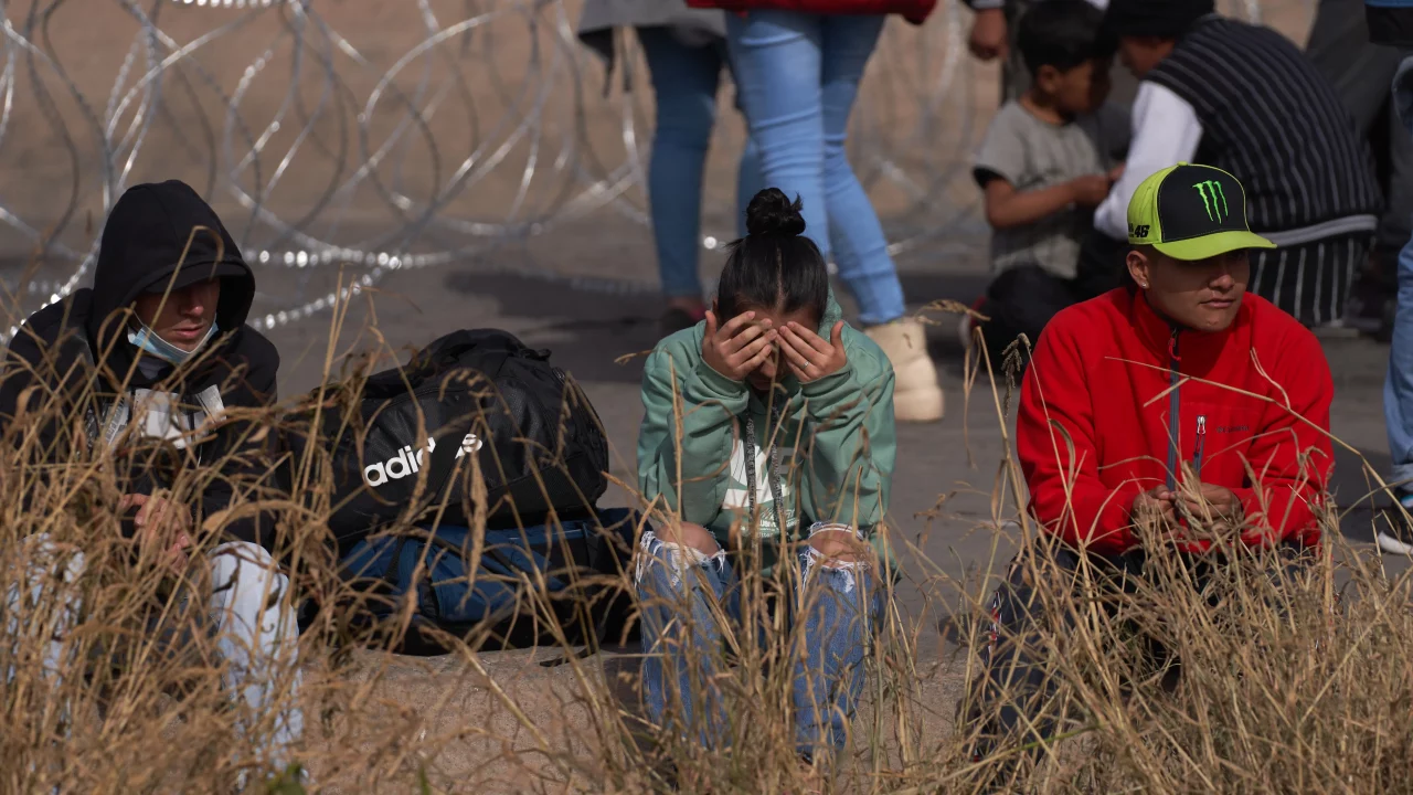 Supremo de EU avala retirar el alambre de púas que Texas colocó en la frontera con México