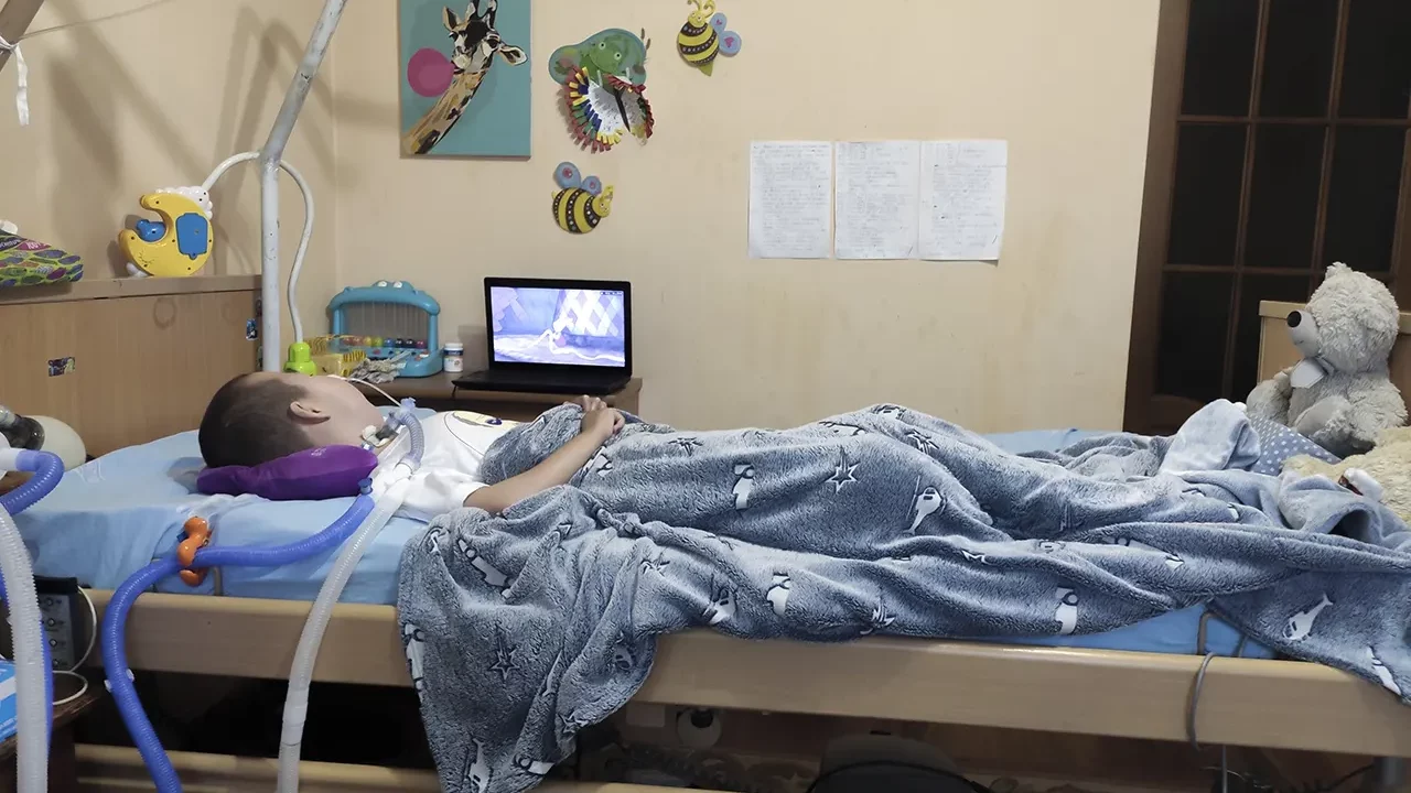 Médicos ucranianos salvan vidas en un centro de cirugía cardiaca infantil reubicado tras ataques con misiles