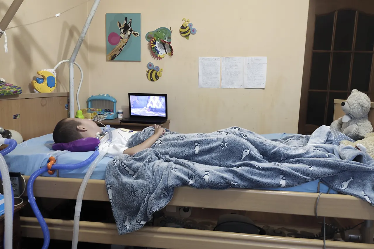 Médicos ucranianos salvan vidas en un centro de cirugía cardiaca infantil reubicado tras ataques con misiles