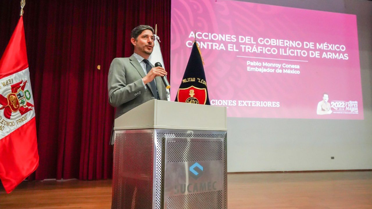 Crece tensión entre México y Perú; expulsan a embajador mexicano por ‘injerencia política’