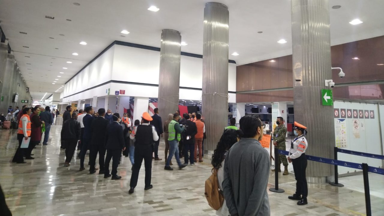 Ahora toca a Interjet; Marina desaloja a huelguistas en AICM para recuperar mostradores