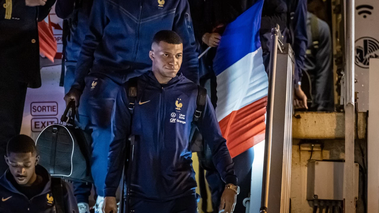 Mbappé rechaza ‘extremos’ en la política; llama a votar