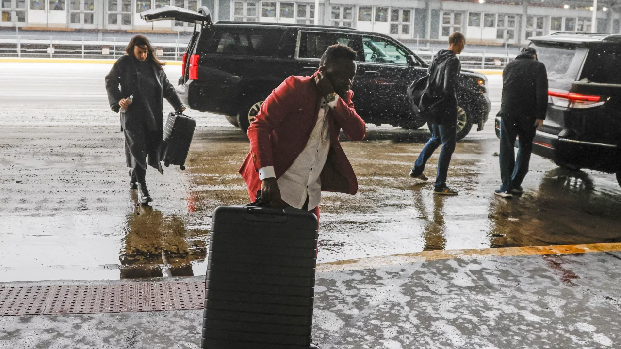 Tormenta invernal paraliza viajes en EU y obliga a cancelaciones masivas de vuelos