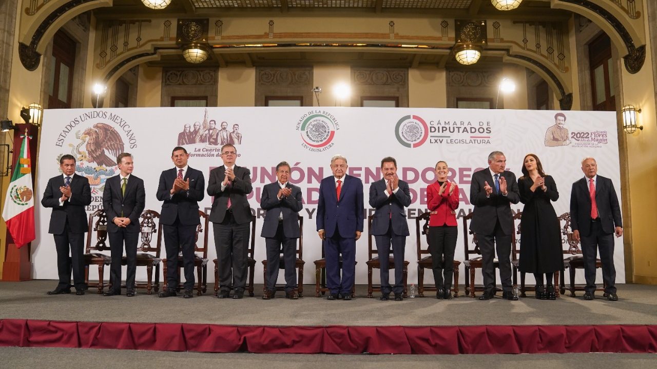 ‘Hay quienes por poder a la primera traicionan’; pide AMLO apoyar a ‘corcholata’ tras encuesta